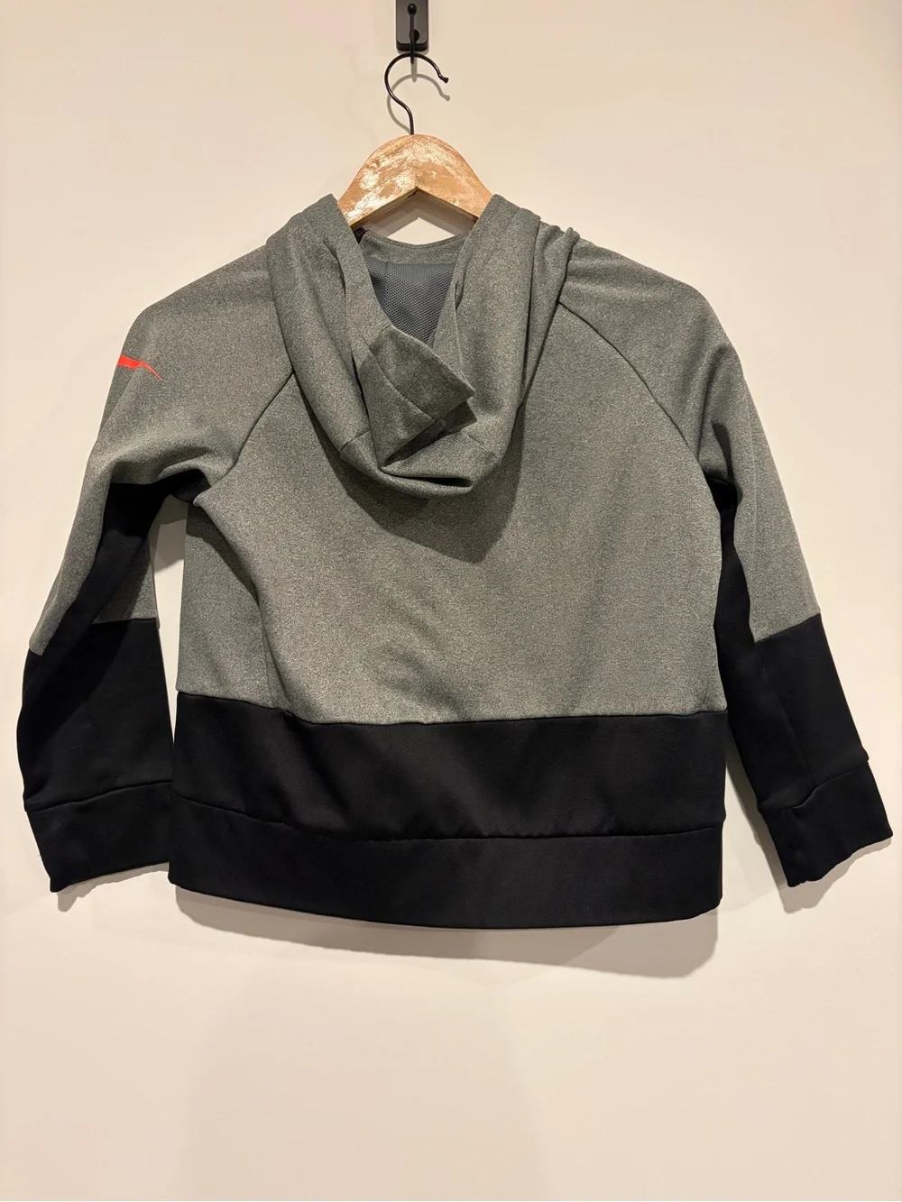 Nike Medium Boys Gray Black Dri-Fit Therma Colorblock Pullover Hoodie Red Log